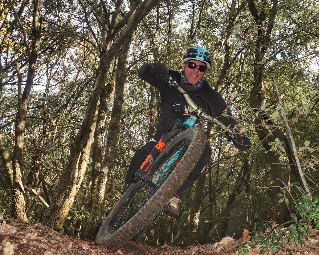 un vélo en descente 